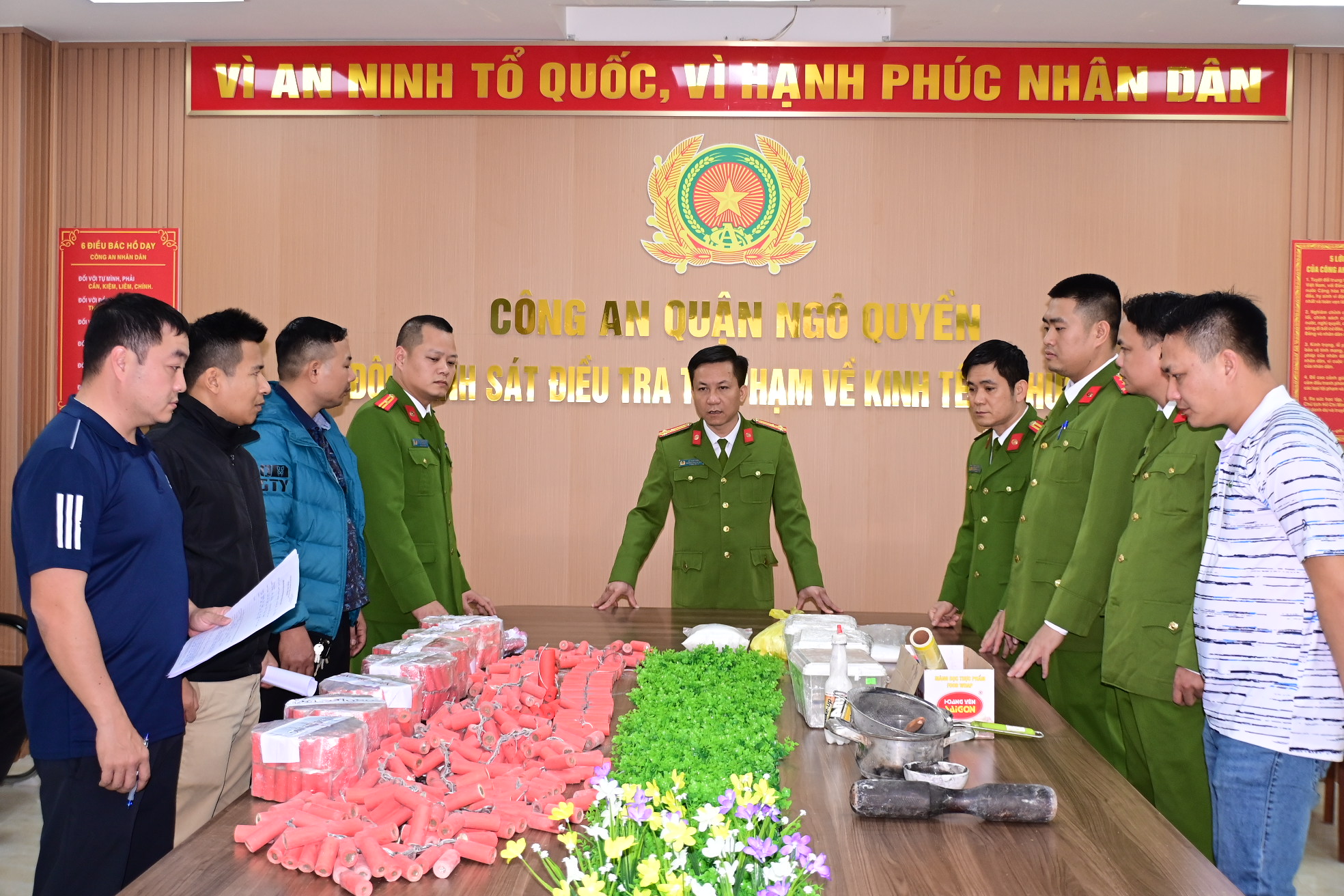 Công an quận Ngô Quyền: Điều tra, bắt giữ 7 đối tượng mua bán, sản xuất pháo trái phép, thu hơn 20kg pháo.